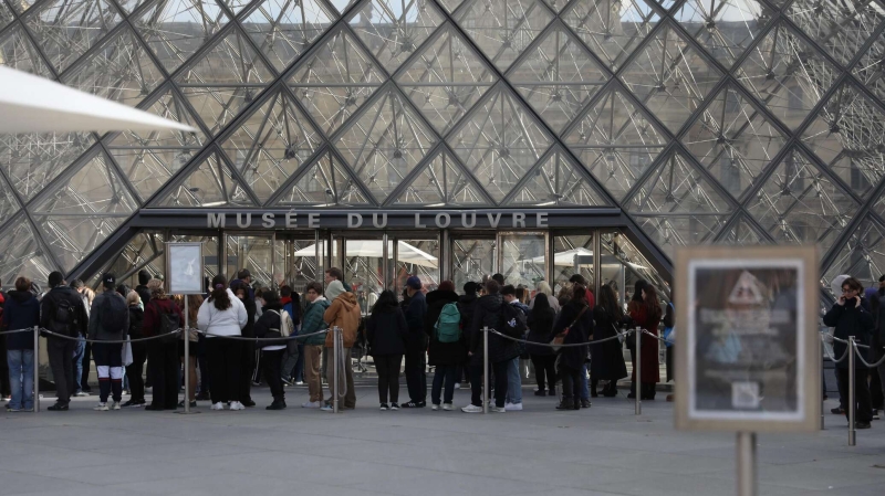 smi-direkcija-luvra-i-policija-parizha-vinjat-drug-druga-v-ograblenii-muzeja-2924db2.jpg